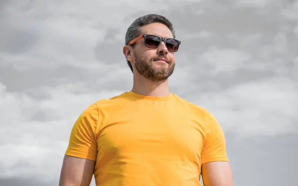 Hombre Elegante Camisa Amarilla Gafas Sol Aire Libre Fondo Del — Foto de Stock