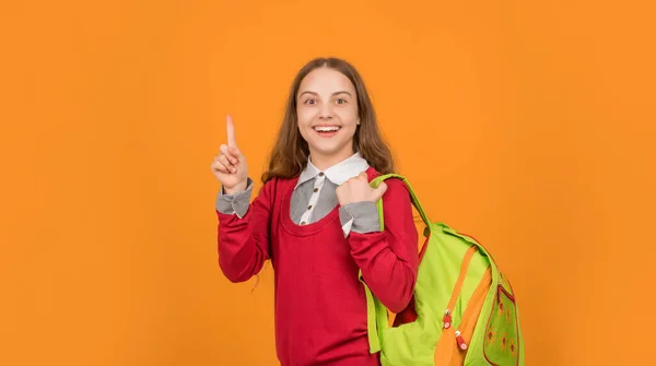 Glücklich Inspiriert Mit Idee Teenager Mädchen Mit Schulrucksack Auf Gelbem — Stockfoto