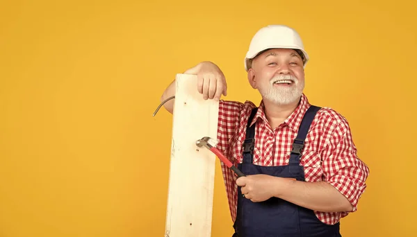 Lächelnder Älterer Mann Holzarbeiter Mit Helm Auf Gelbem Hintergrund — Stockfoto