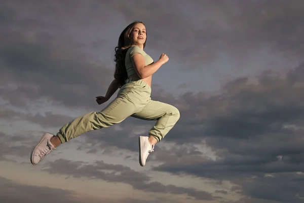 Adolescente Chica Corriendo Alto Cielo Fondo —  Fotos de Stock