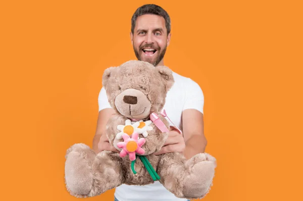 Foco Seletivo Cara Segurar Urso Brinquedo Valentim Isolado Fundo Amarelo — Fotografia de Stock