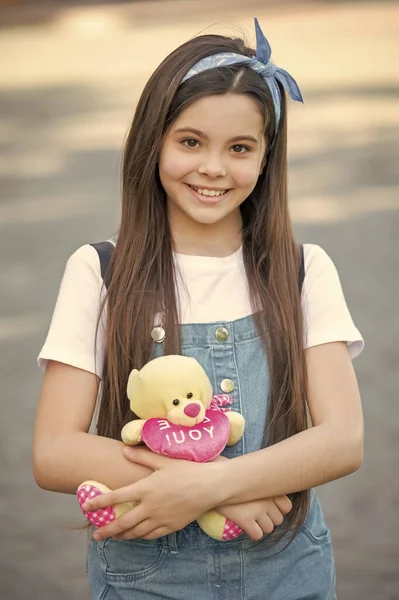 Pozitív Aranyos Lány Játék Medve Szabadban — Stock Fotó