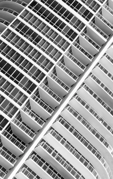 Binanın Cephesinin Mimari Ayrıntıları Güney Sahilinde Camdan Pencereler Balkonlar Var — Stok fotoğraf