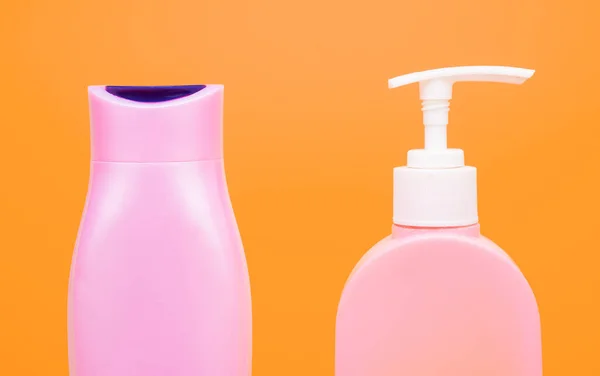 Nahaufnahme Pumpe Und Klappverschluss Kunststoffbehälter Für Dusche Und Bad Kosmetik — Stockfoto