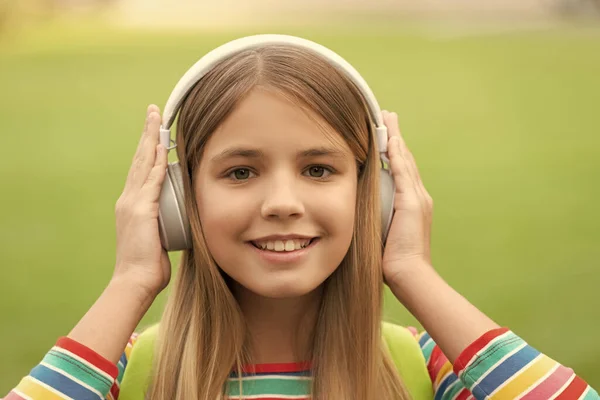 Portret Szczęśliwej Dziewczyny Uśmiechniętą Twarzą Słuchającej Muzyki Słuchawkach Zewnątrz — Zdjęcie stockowe