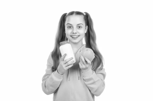 可爱的女孩 儿童起泡片 快乐的女孩含多种维生素 有机食品补充剂 在天然产品和药丸之间做出选择 提供维生素产品 带有橙味药丸的儿童 — 图库照片