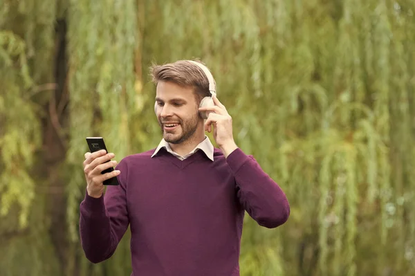 Joven Guapo Hombre Escuchar Música Tener Video Llamada Teléfono Aire — Foto de Stock