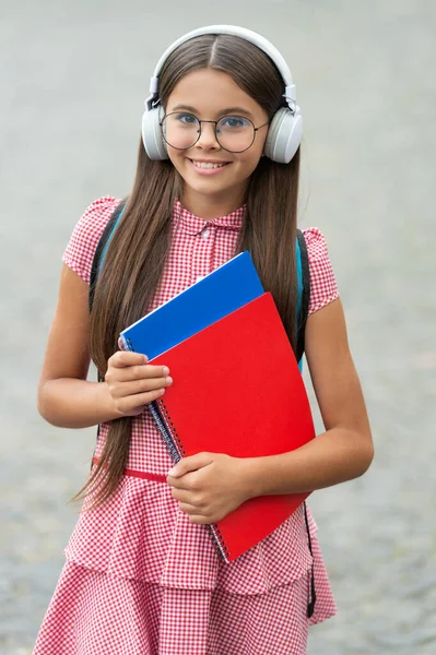 Nastolatka Dziewczyna Estudy Słuchawki Posiadają Notatnik Nastolatka Dziewczyna Estudy Zewnątrz — Zdjęcie stockowe