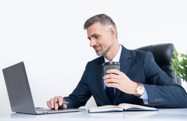 Olgun patron iş yerinde video görüşmeleriyle pazarlık ediyor..