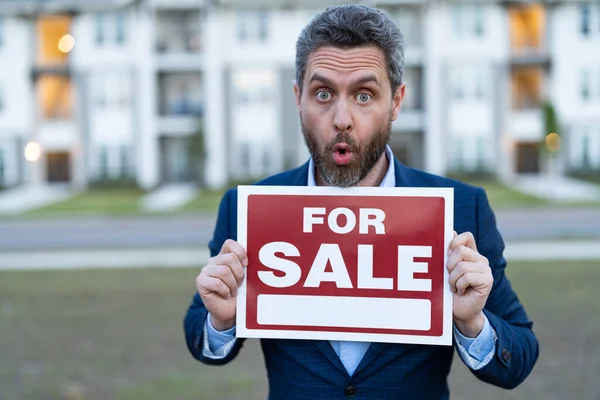 Szokująca Sprzedaż Nieruchomości Przez Sprzedawcę Człowiek Sprzedawca Trzymać Pokładzie Sprzedaż — Zdjęcie stockowe