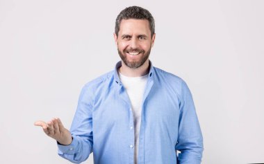 Konuşmadan hareket eden mutlu bir adam. Konuşmadan hareket eden bir adam. Konuşmadan hareket eden bir adam gri arka planda izole edilmiş. Stüdyoda jest yapan adam..