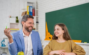 Sınıfta hocasıyla neşeli çocuk eğitimi..