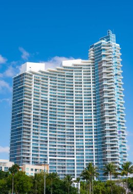Miami 'deki gökdelen binası. Gökdelen mimarisinin dikey fotoğrafı. Mavi gökyüzünde yüksek gökdelen binası. Dışarıdaki gökdelen binası.