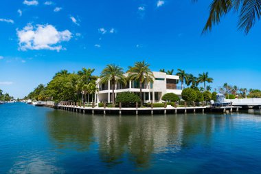 Yaz tatilini rahatlatmak için güzel bir villa. Modern villa yaz tatilinde körfezde. Villada yaz tatili için rüya gibi bir yer. Lüks villa yaz tatili için mükemmel..