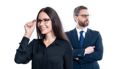 Stüdyoda gülümseyen iş arkadaşları. Formalite icabı iş arkadaşları. Meslektaşlarının fotoğrafı. İş arkadaşları beyaz arkaplanda izole edildi.