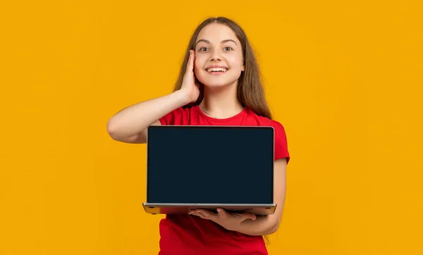 Sarı Arka Planda Dizüstü Bilgisayarı Olan Mutlu Çocuk — Stok fotoğraf