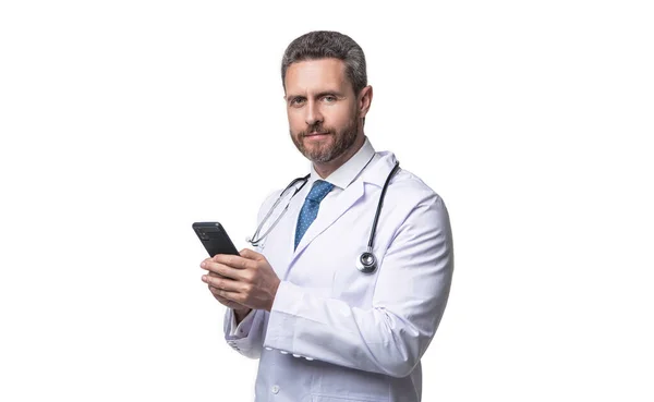 オンラインスタジオで医師 医師を紹介します 医師の写真を携帯電話でオンラインで ホワイトで隔離された医師は — ストック写真