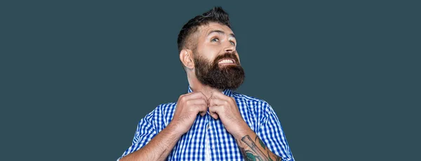 Zufriedener Bärtiger Mann Trägt Kariertes Hemd Auf Grauem Hintergrund — Stockfoto