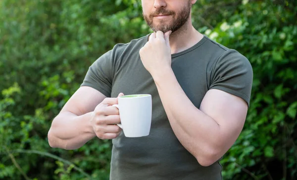Abgeschnittene Ansicht Des Menschen Mit Kaffee Mann Mit Kaffee Hut — Stockfoto