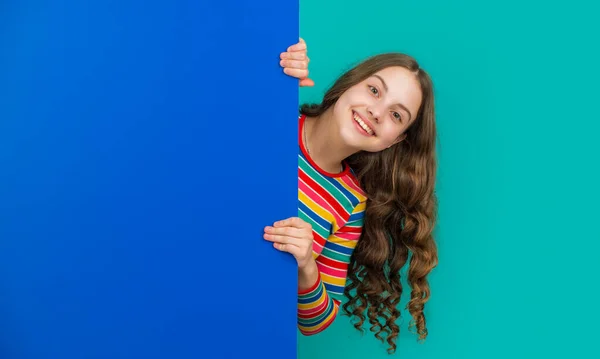 Gelukkig Tiener Kind Achter Blanco Blauw Papier Met Kopieerruimte Voor — Stockfoto