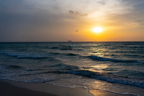 日の出の空の劇的な海の地平線 日の出の海の地平線の写真 日の出の海の地平線 日の出の夏の海の地平線 — ストック写真