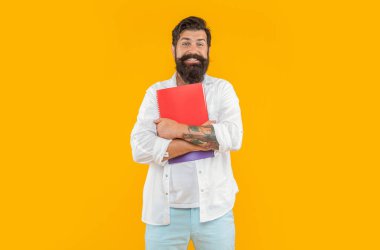 Milenyum adamı gülümsemesi, planlayıcının sarıya izole edilmiş hali. Stüdyoda planlayıcısı olan bin yıllık bir adam. Arkaplanda planlayıcısı olan bin yıllık bir adam. Ajandalı milenyum adamının fotoğrafı..