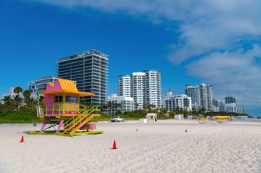 Boş Miami plajında cankurtaran. Yazın Miami sahilinde cankurtaran. Miami plaj tatilinde cankurtaran. Miami sahilindeki cankurtaranın fotoğrafı..