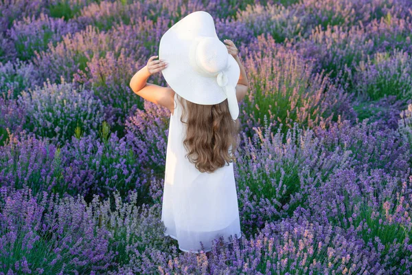 Sommermädchen Lavendelfeld Genießen Freiheit Und Natur Sommermädchen Mit Lavendelblüten Einem — Stockfoto