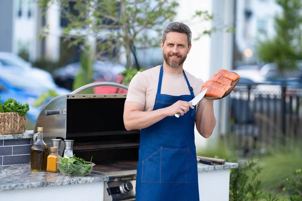 Een Gelukkige Man Met Grillzalm Mens Kookt Zalm Grill Chef — Stockfoto