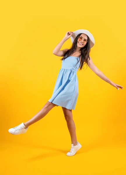 Frohe Sommerurlauberin Hintergrund Foto Der Sommerurlaubsfrau Mit Hut Und Kleid — Stockfoto