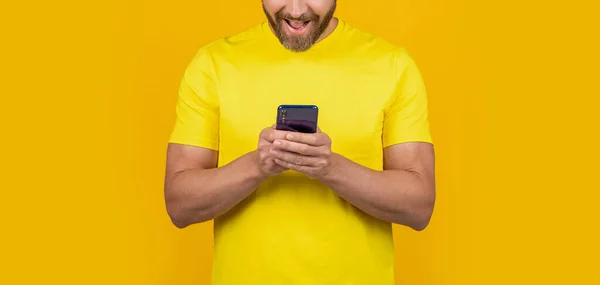 Mężczyzna Piszący Przez Telefon Człowiek Smsujący Przez Telefon Odizolowany Żółtym — Zdjęcie stockowe