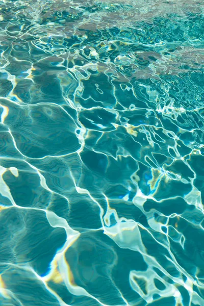 Defokussiertes Poolwasser Bläulichen Hintergrund Mit Wellen Defokussiert Pool Plätschern Wasser — Stockfoto