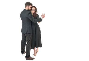 Güzel atmosfer. Herkes için dans okulu. Sevgililer günün kutlu olsun. Özel bir kutlama. Birbirine aşık çiftler. Kadın ve erkek için aşk randevusu. resmi bir çift smokin dansı beyazlar üzerinde izole..