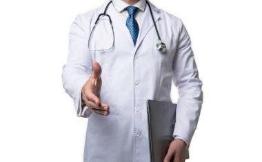 Doktor arka planda e-tıp sunumu yapıyor. Elektronik tıp ve dizüstü bilgisayarlı bir doktorun fotoğrafı. Beyazlar üzerinde izole edilmiş e-tıbbı destekleyen doktor. Doktor stüdyoda ilaç öneriyor..