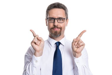 Adam arka planda farklı tarafları işaret ediyor. Gözlüklü bir adamın fotoğrafı. Adam beyaz olanı işaret ediyor. Adam stüdyoyu işaret ediyor..