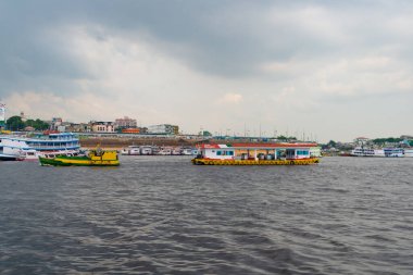 Manaus, Brezilya - 04 Aralık 2015: yüzen benzin istasyonu tekne taşımacılığı.