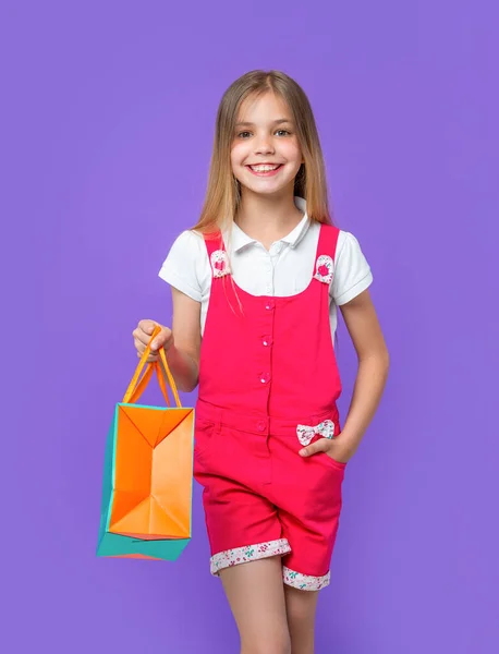 Alışveriş Merkezindeki Mutlu Genç Kız Mor Renkte Izole Edilmiş Stüdyoda — Stok fotoğraf
