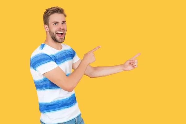 男を指すことは黄色で隔離された興奮した広告夏の販売に見える 男による夏販売のバナー広告 夏のTシャツの男が売ってる 男は夏のセールを利用して — ストック写真