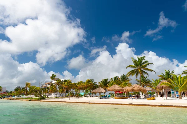 Sommerurlaub Strand Des Resorts Mit Palmen Sommerurlaub Strand Des Resorts — Stockfoto