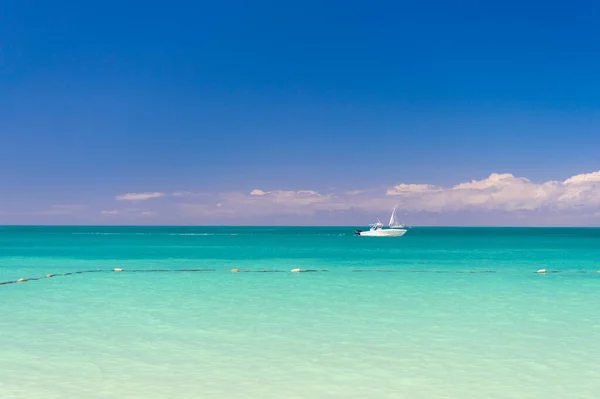 暑假在蓝色的水里划船 暑假游艇在海景 暑假在海滨划船 暑期游艇在海滩上的照片 — 图库照片