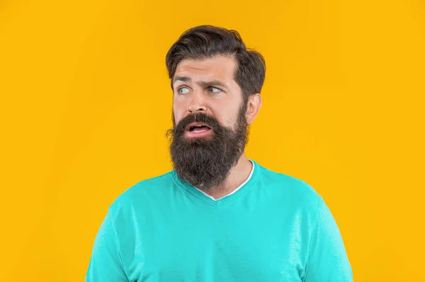 Портрет Смущенного Бородатого Человека Изолированного Желтом Портрет Бородатого Человека Студии — стоковое фото