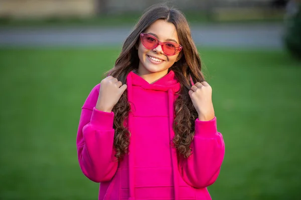 Moda Nastolatek Dziewczyna Uśmiech Nosić Okulary Zdjęcie Nastoletniej Dziewczyny Kapturze — Zdjęcie stockowe