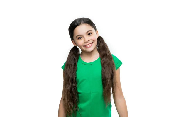 スタジオにいる10代の女の子 緑のTシャツを着た10代の少女 10代の女の子のカジュアルな写真です 白人の背景に隔離された10代の少女 — ストック写真