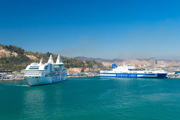 Barcelona Hiszpania Marca 2016 Statek Wycieczkowy Rapsody Statek Towarowy Grimaldi — Zdjęcie stockowe