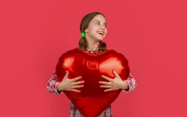 Positivo Teen Ragazza Tenere Amore Cuore Palloncino Sfondo Rosso — Foto Stock