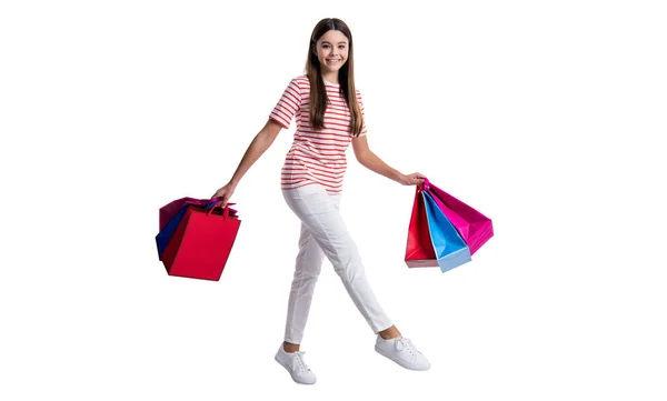 一个笑着的少女独自坐在白色的街上购物 在工作室购物的少女 在后台购物的少女 少女提着购物袋购物的照片 — 图库照片