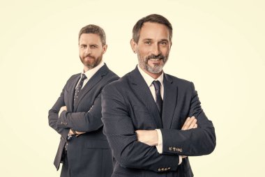 Seçici odak noktasında iş adamları liderliği. İş liderliğini gösteren adamların fotoğrafı. İş liderliği konsepti. Beyaz arka planda izole edilmiş iş adamlarının liderliği.