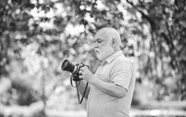 Dışarıdaki kameraman. Doğayı çeken fotoğrafçı. Ömür boyu hatıralar yaratmak. Duygular ve fotoğraflar. Hobi ve boş zaman. Bahar bahçesinde deneyimli bir fotoğrafçı. Usta adam doğada ateş eder..