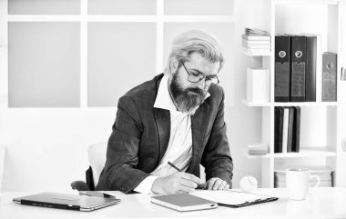Planım şu. Zaman yönetimi. Başarılı girişimci, resmi takım elbiseli adam ofisinde oturuyor. İşletme müdürü çalışıyor. Ofis hayatı. İş konsepti. Düşün ve karar ver. Strateji. Not alıyorum..