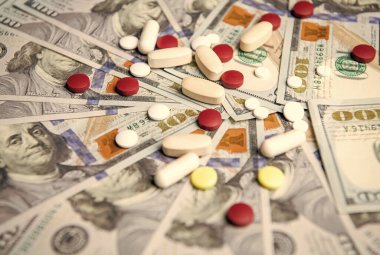 İlaç finansmanı ve hastalık sigortası. Tıp finansmanı için ayrılan para yakın plan ve seçici odaklı. Stüdyoda ilaç finansmanı. tıbbın para kaynağı fotoğrafı.